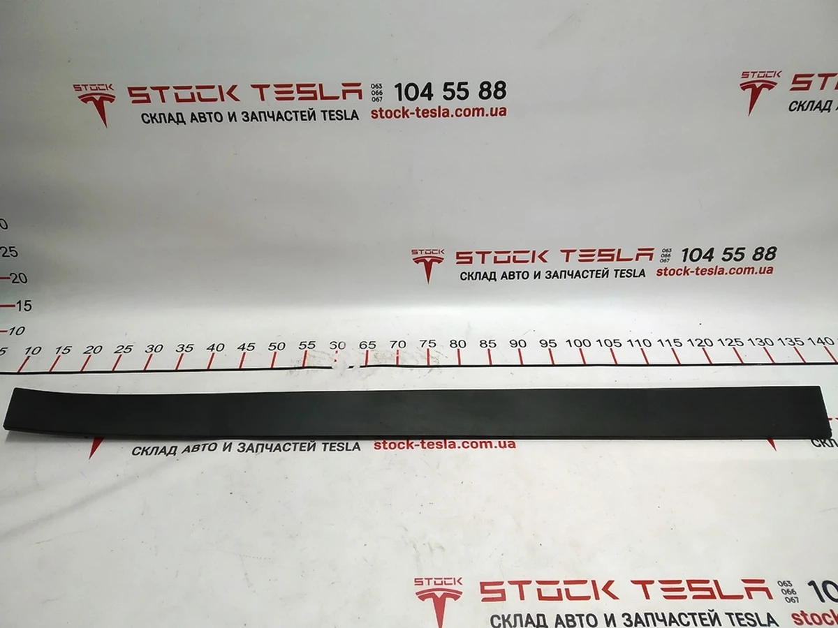 7 Накладка нижняя наружная двери передней левой (пластик) Tesla model X 1035201-00-D
