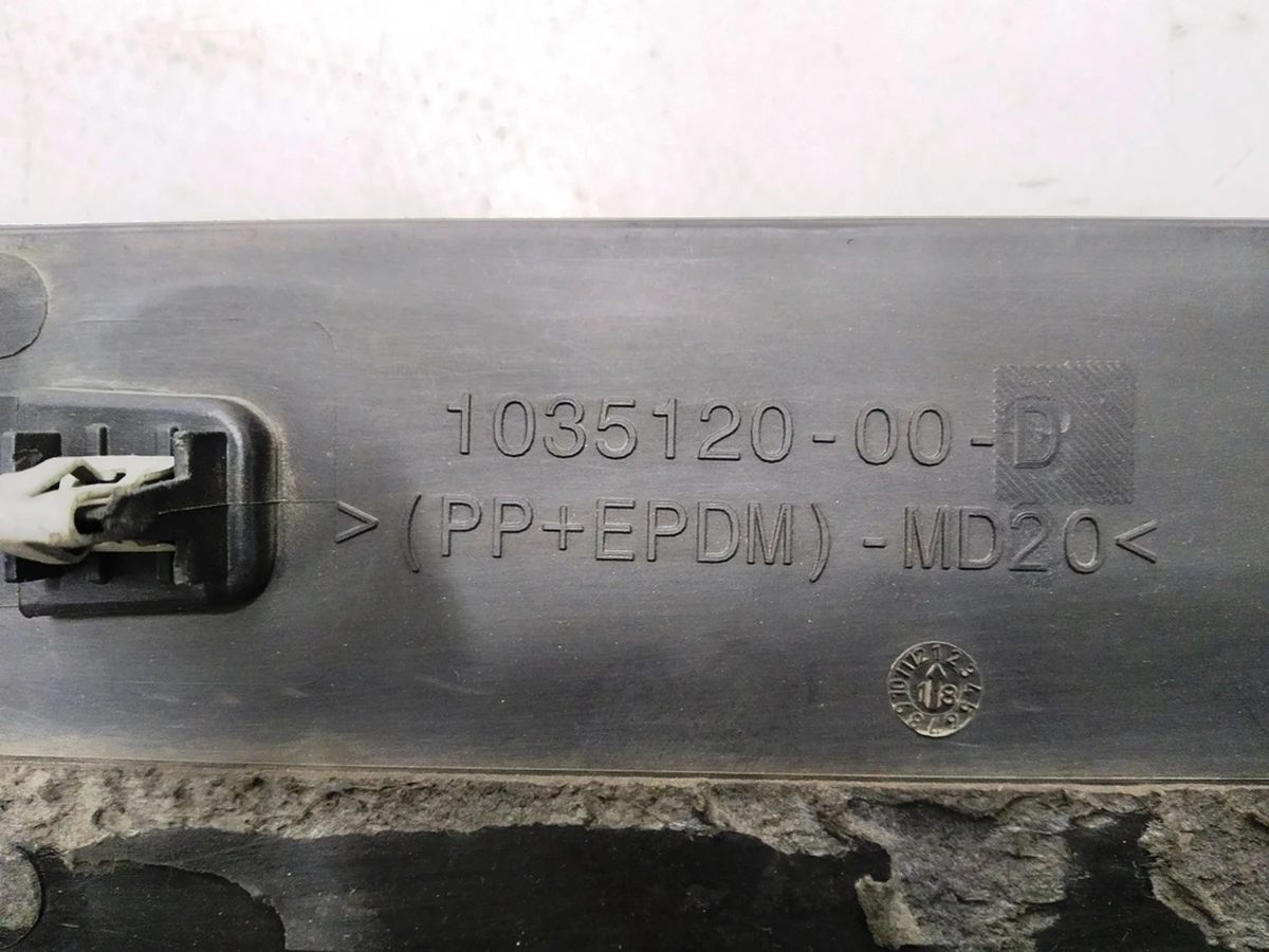 7 DOOR CLADDING ASY - FR, RH Tesla model X 1035202-00-D