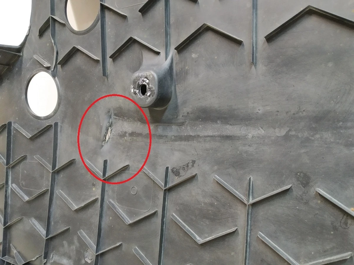 1 Захист днища передній з пошкодженням Tesla Model X 1035158-00-D