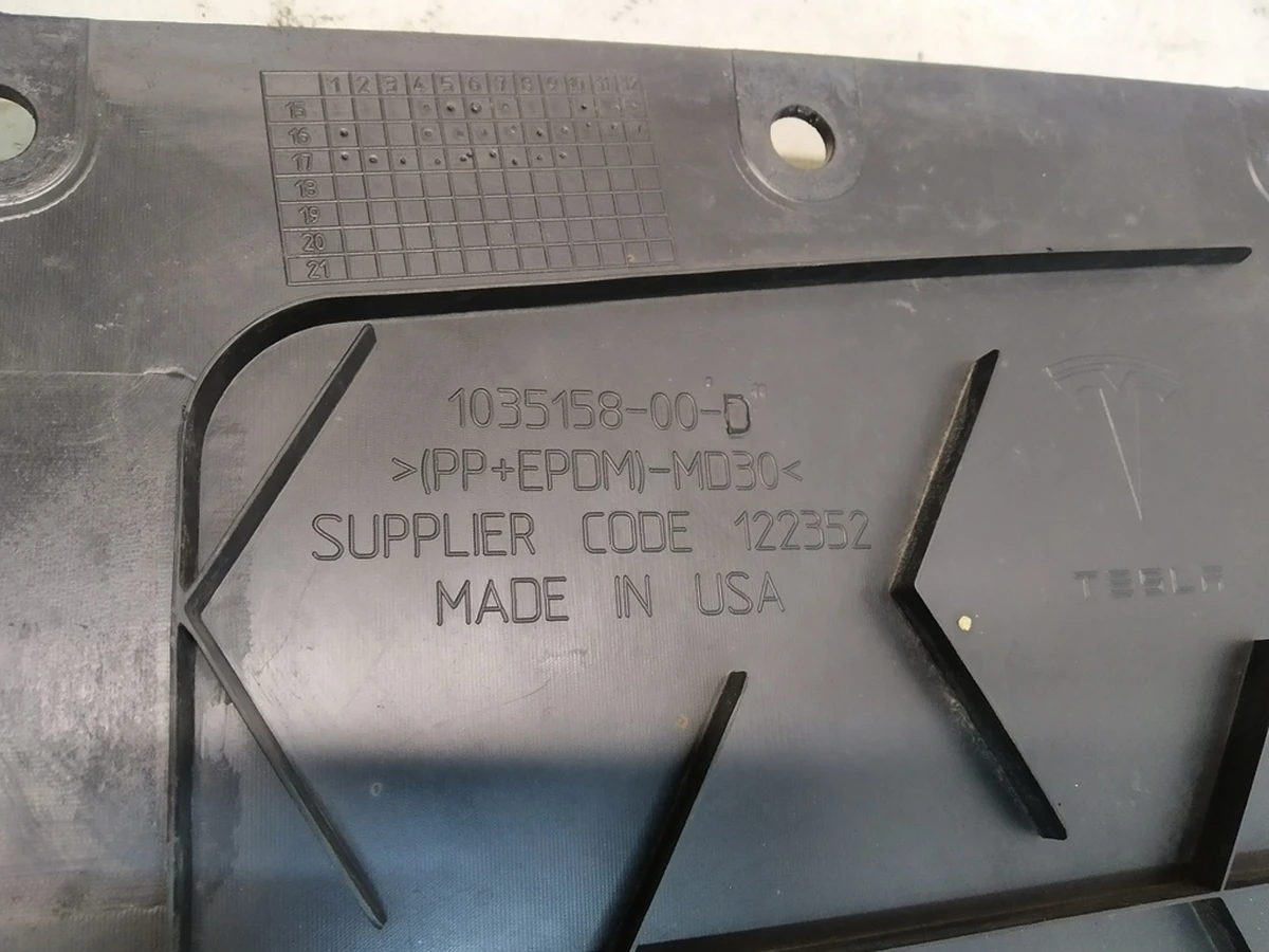 1 Захист днища передній з пошкодженням Tesla Model X 1035158-00-D