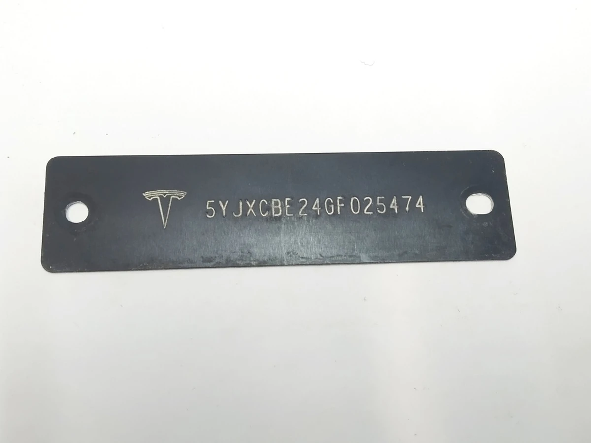 Табличка с VIN кодом под лобовым стеклом Tesla model X P 90D 1035217-S0-A