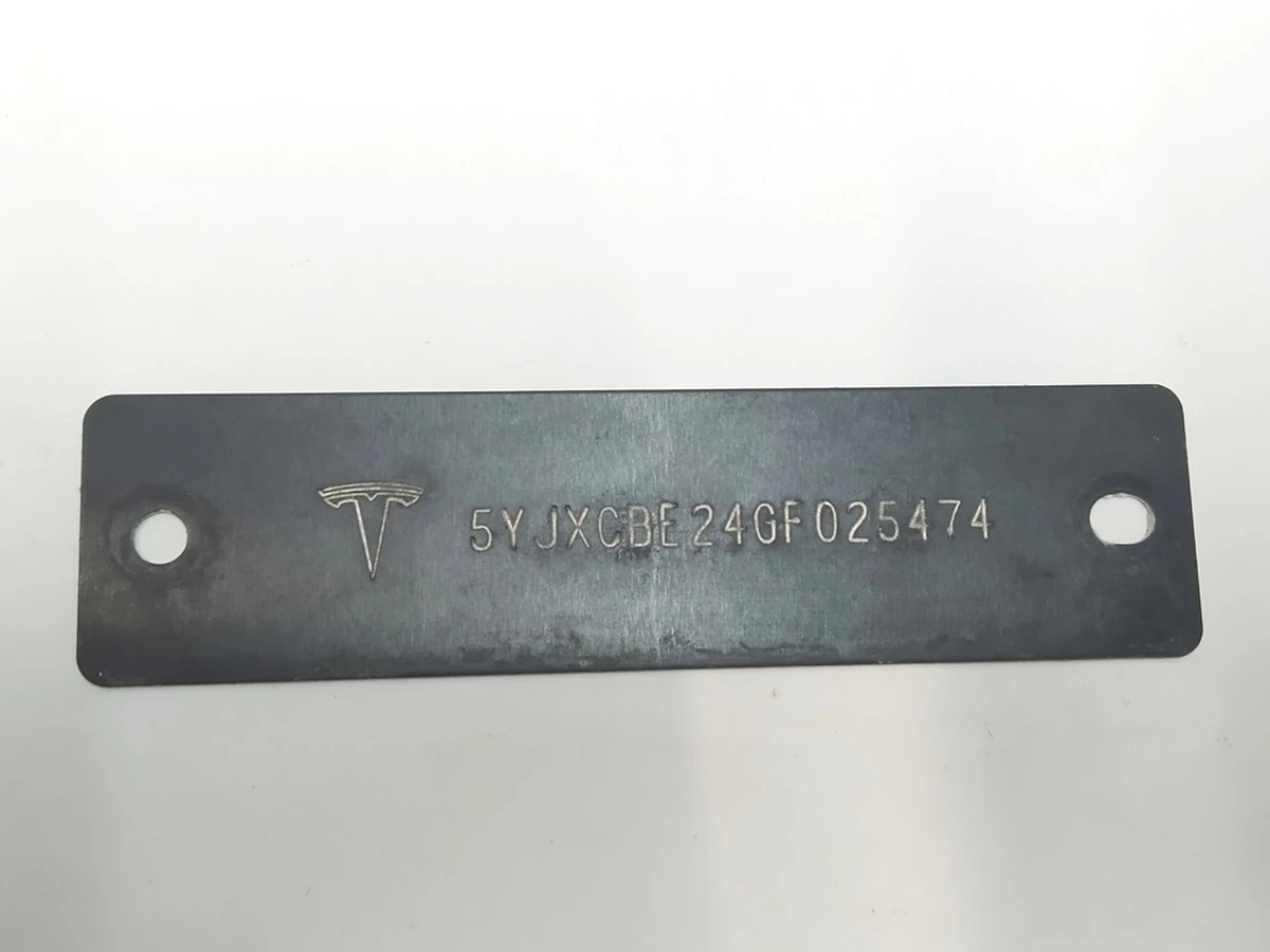 Табличка с VIN кодом под лобовым стеклом Tesla model X P 90D 1035217-S0-A