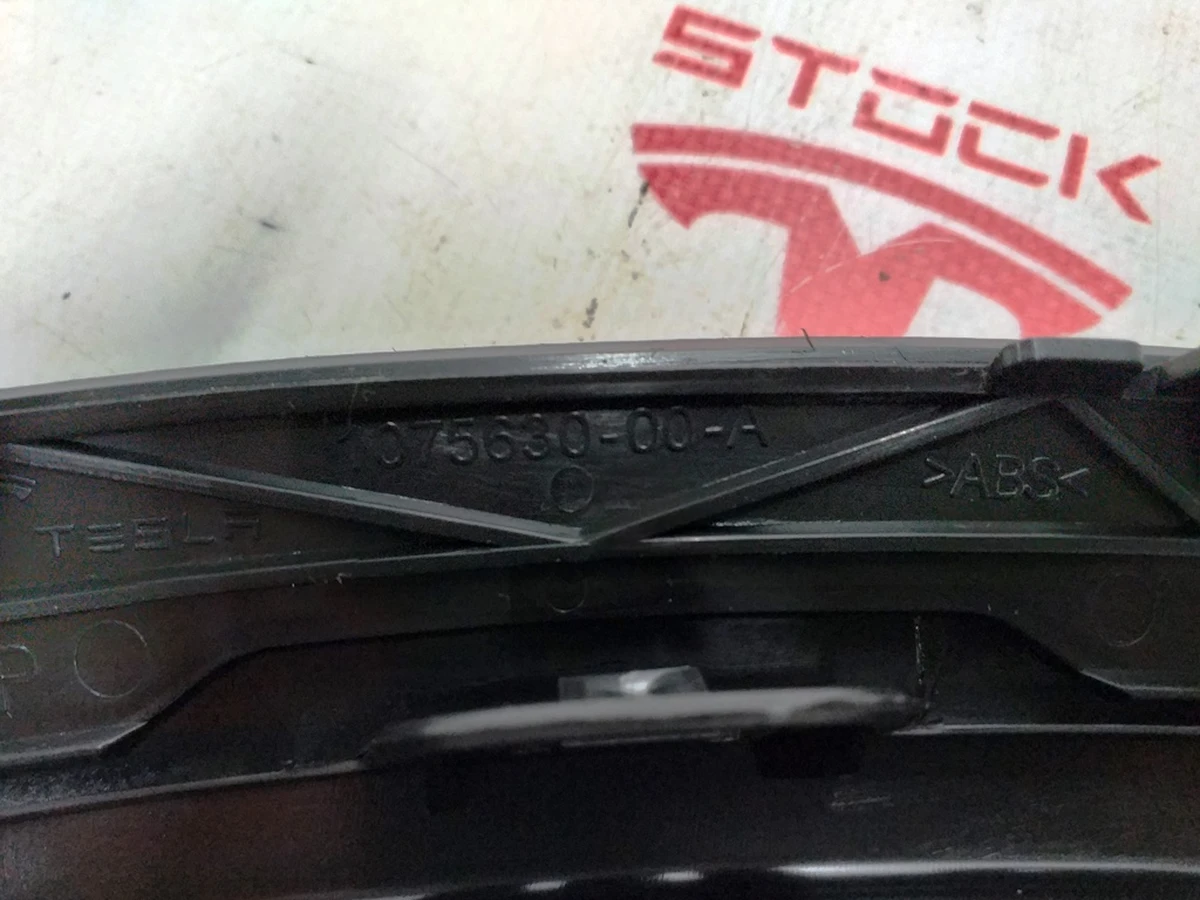 2 Fender pad front left plastic assembly NEW Tesla model X 1035288-00-L