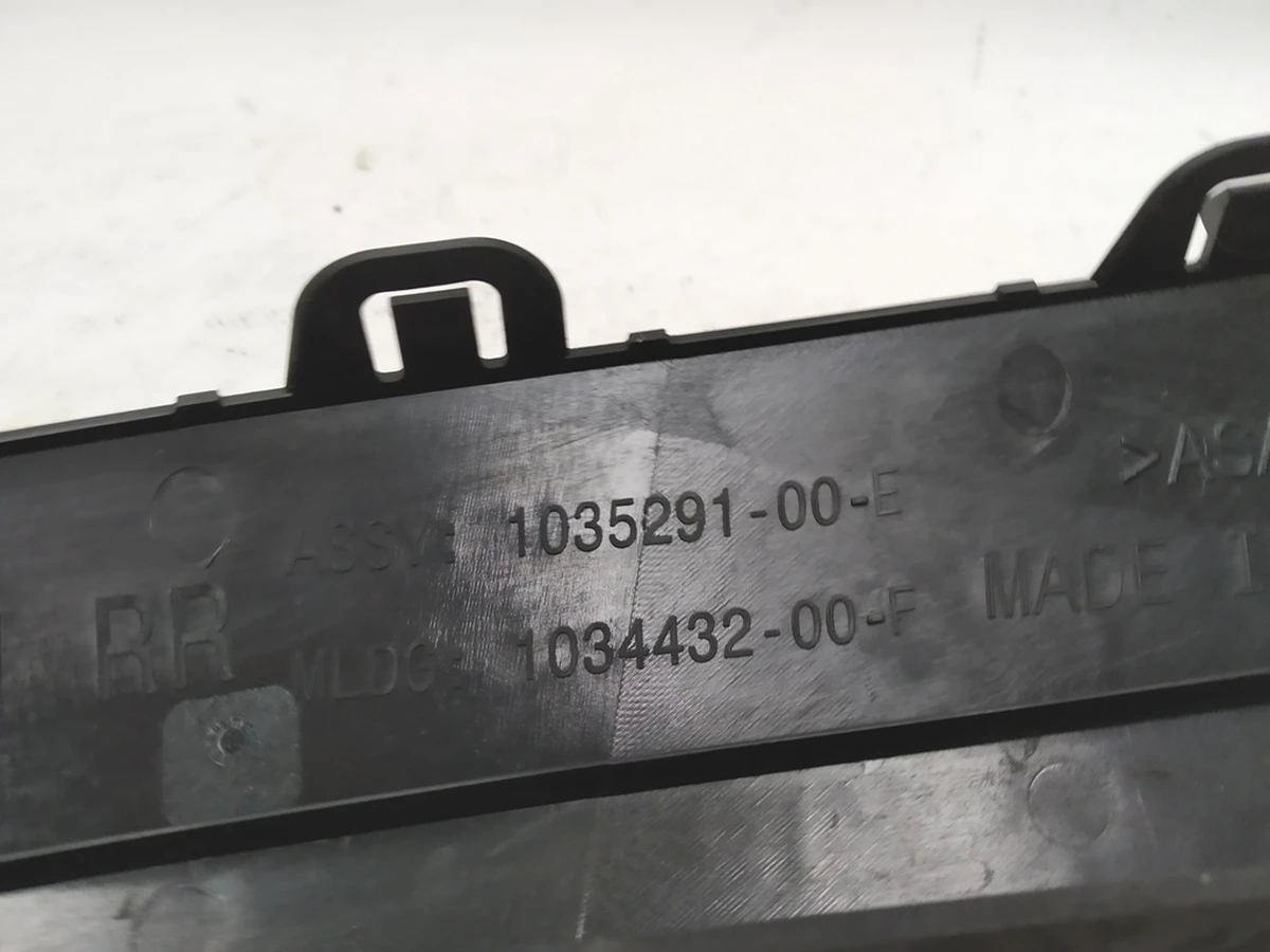 7 Накладка крила заднього правого пластик Tesla model X 1035291-00-G