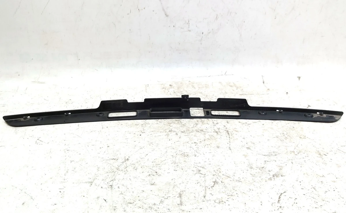 2 Кронштейн підсвічування номера і хром. накладки кришки багажника Tesla model X 1046925-00-E