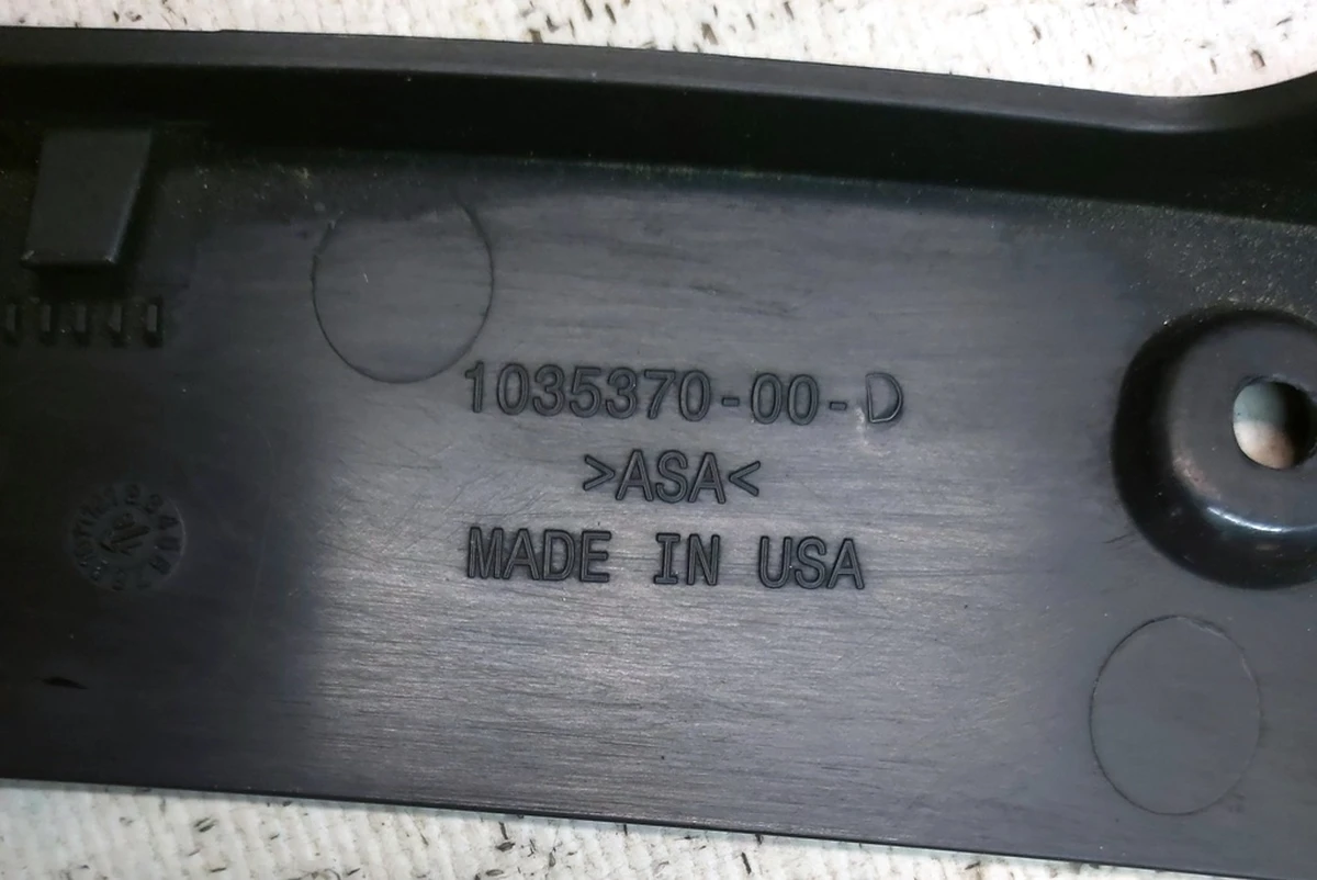 2 ASY, BRKT, LIFTGATE APPLIQUE, Tesla model X 1046925-00-E