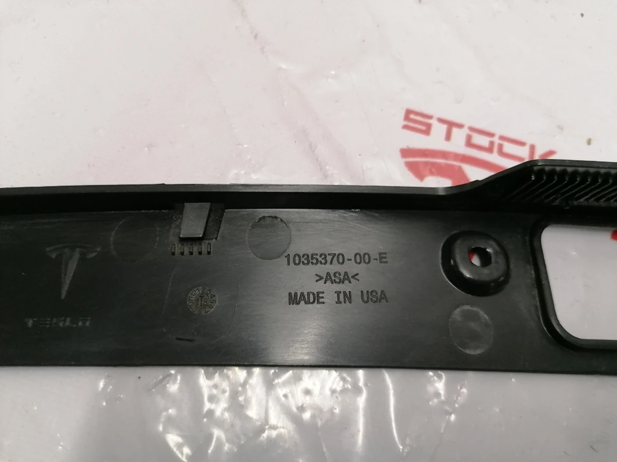 2 Number plate light bracket and chrome. Tesla model X trunk lid trims 1046925-00-E