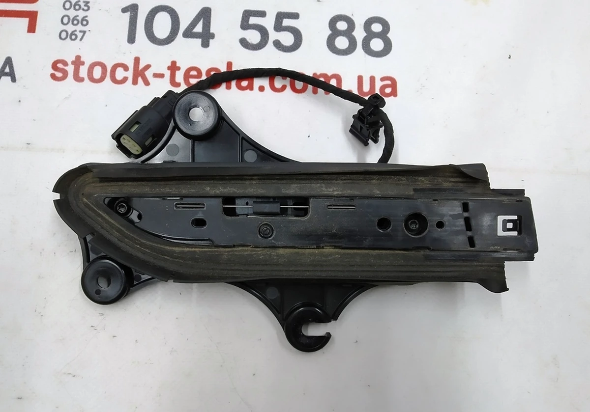 2 Outer front right handle mechanism Tesla model X 1035419-00-E