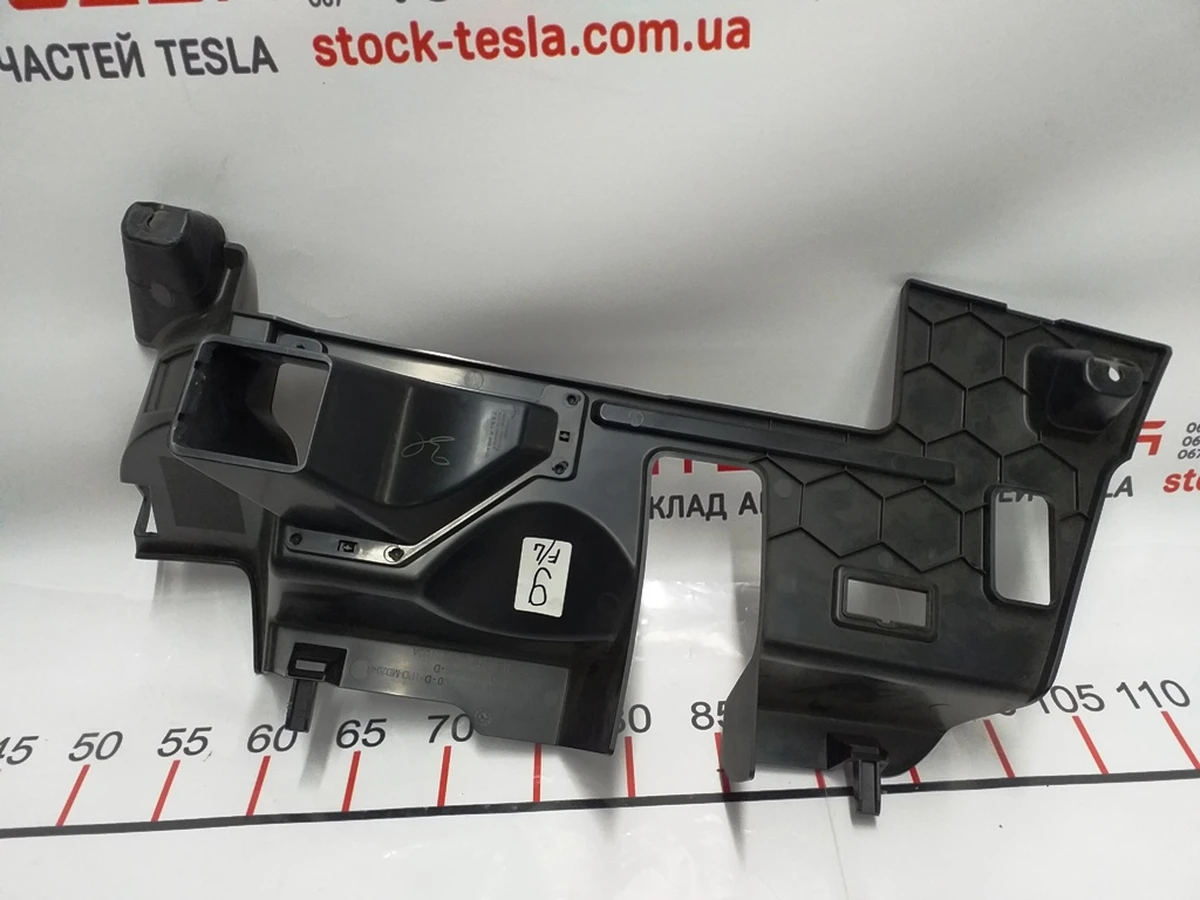 25 Накладка пластикова під рульовою колонкою Tesla Model X 1035577-00-D