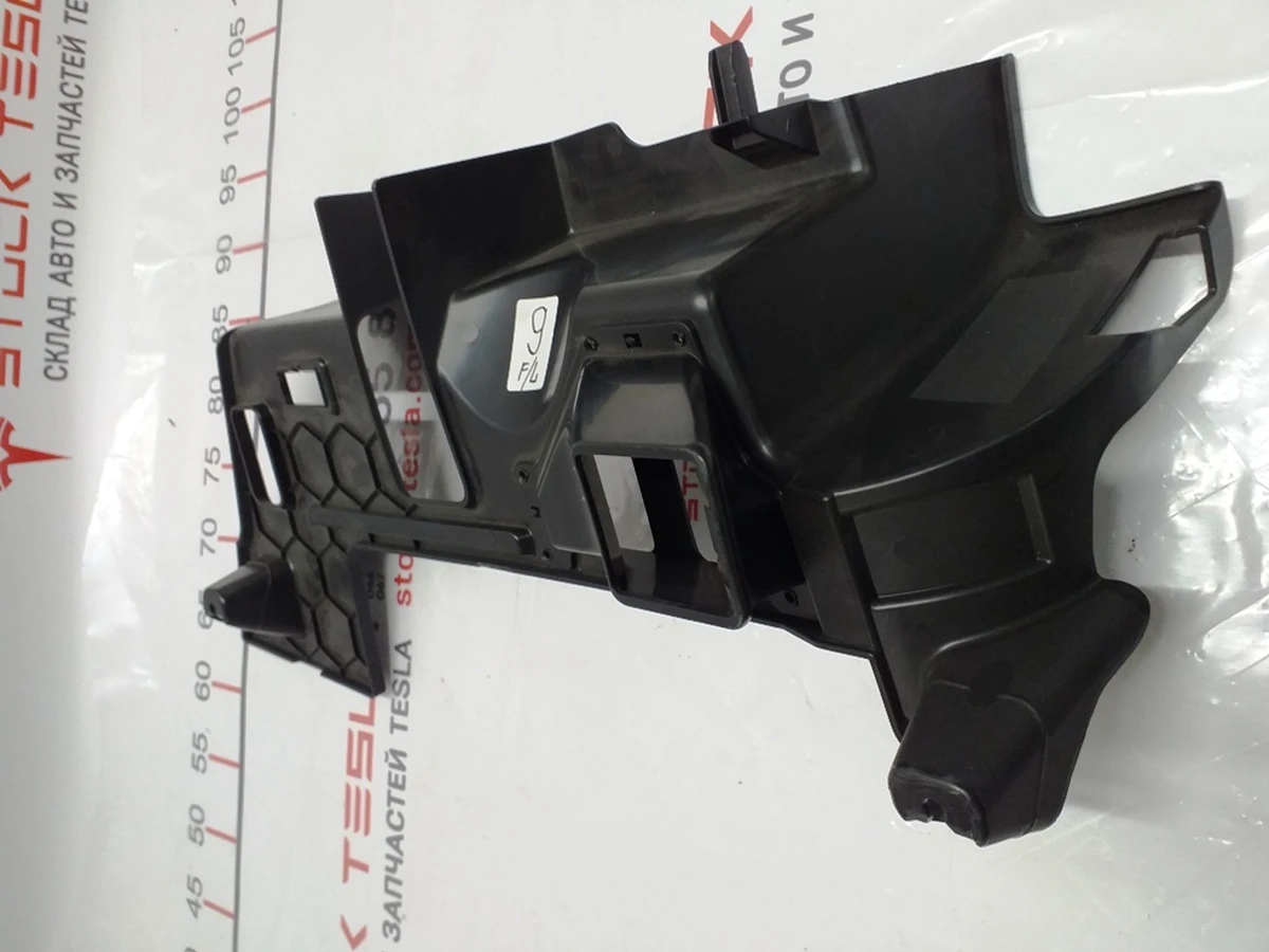 25 Накладка пластикова під рульовою колонкою Tesla Model X 1035577-00-D