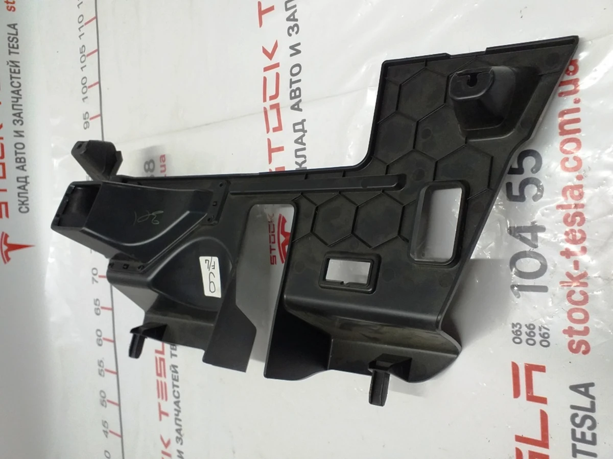 25 Накладка пластикова під рульовою колонкою Tesla Model X 1035577-00-D