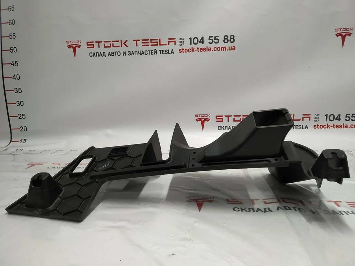 25 Накладка пластикова під рульовою колонкою (з ушкодженнями) Tesla model X 1035577-00-D