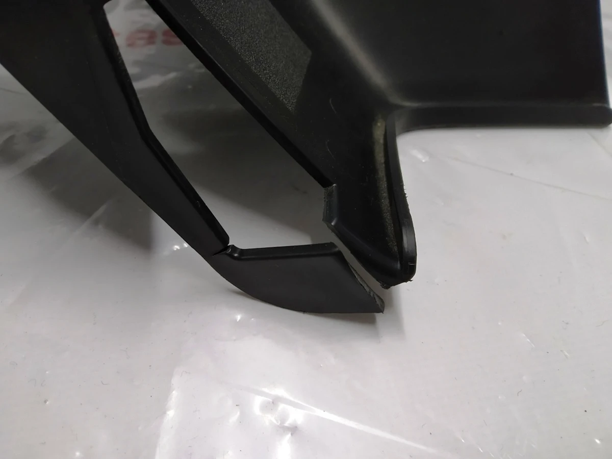 25 Накладка пластикова під рульовою колонкою (з ушкодженнями) Tesla model X 1035577-00-D