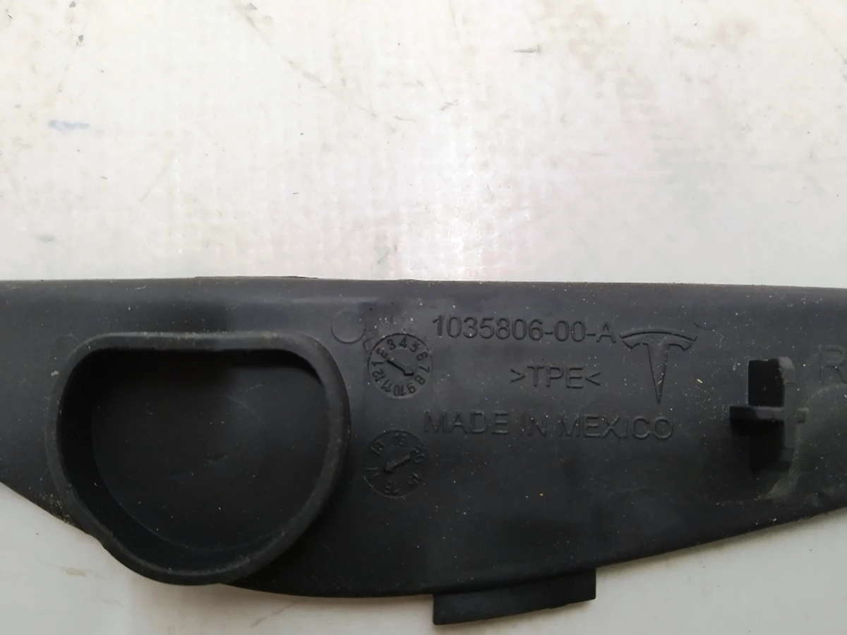 4 Заглушка резиновая болта дверной карты передней правой Tesla Model X 1035806-00-A