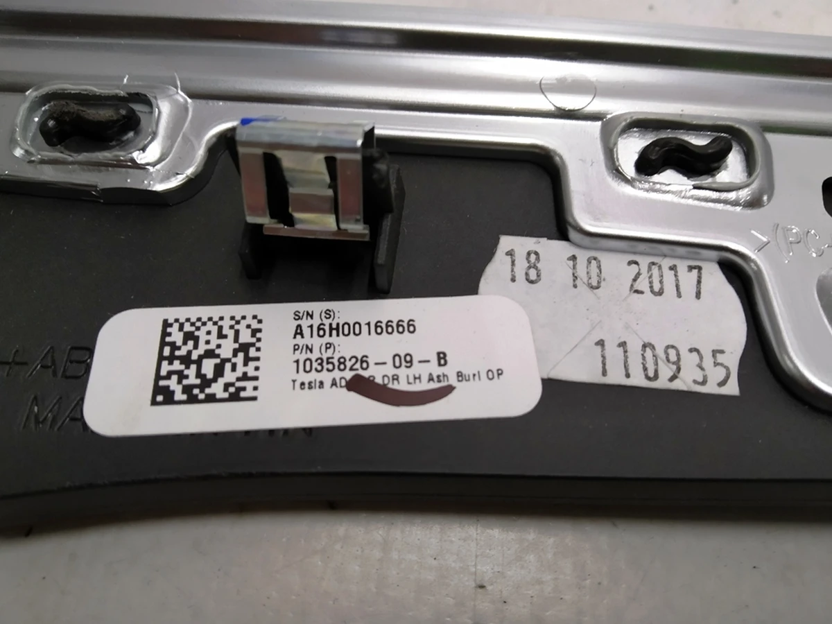 2 Накладка декоративна карти двері задньої лівої FIGURED ASH BURL Tesla model X 1035826-09-B