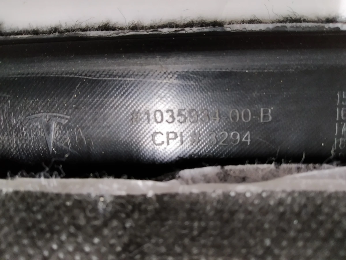 5 Облицовка центральной консоли левая передняя Tesla Model X 1035934-00-C