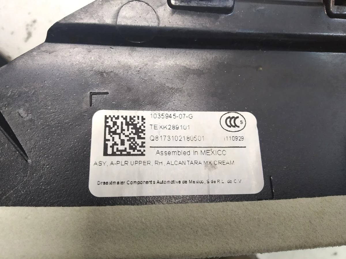 1 Облицовка стойки A верхняя правая NEW ALCAN CRM (повреждение) Tesla model X 1035945-07-G