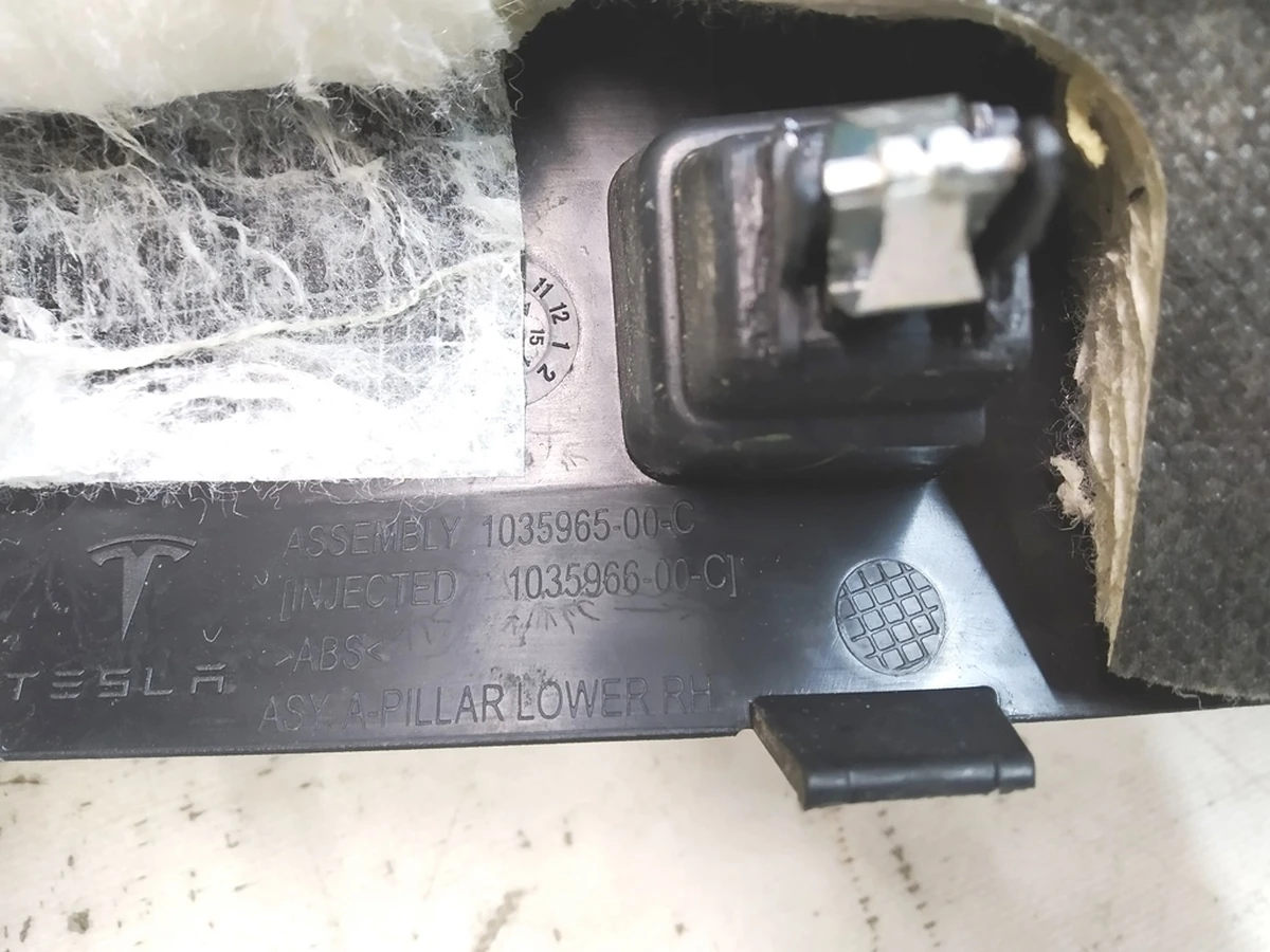 8 Облицювання стійки A нижня права (пошкодження) Tesla Model X 1035965-00-E