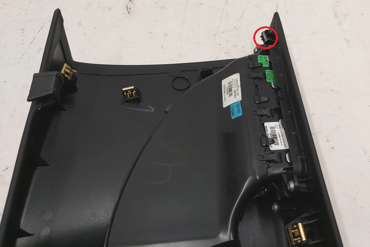 14 Облицювання стійки В нижня ліва з ушкодженням Tesla model X 1035967-00-G