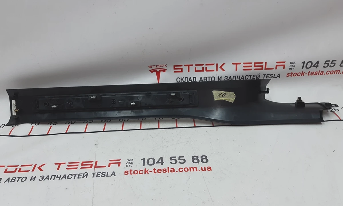 9 Облицювання порога передніх лівих дверей нижня у зборі Tesla model X 1035985-02-G