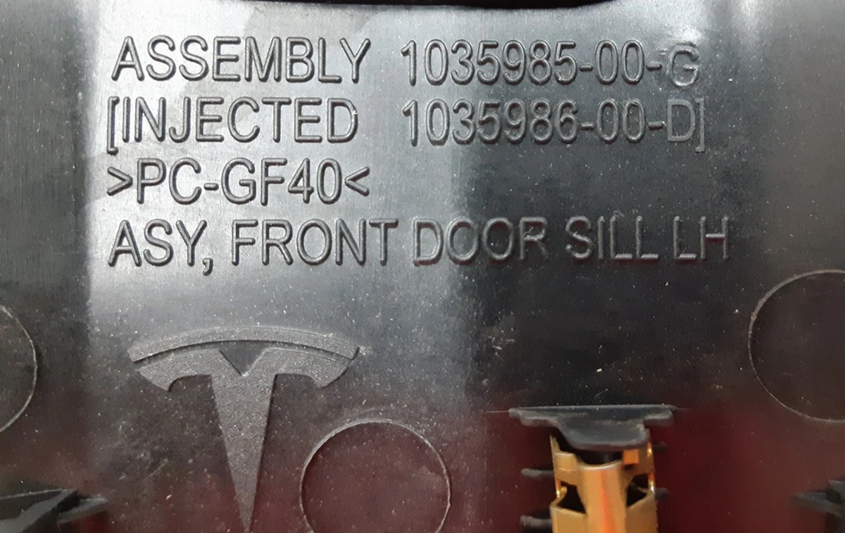 9 Облицювання порога передніх лівих дверей нижня у зборі Tesla model X 1035985-02-G