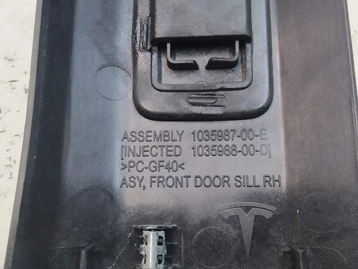 9 Облицювання порога передніх правих дверей нижнє (пошкодження) Tesla model X 1035987-00-G