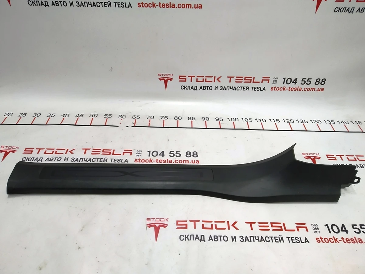 9 Облицювання порогу передньої правої двері нижня Tesla model X 1035987-00-G