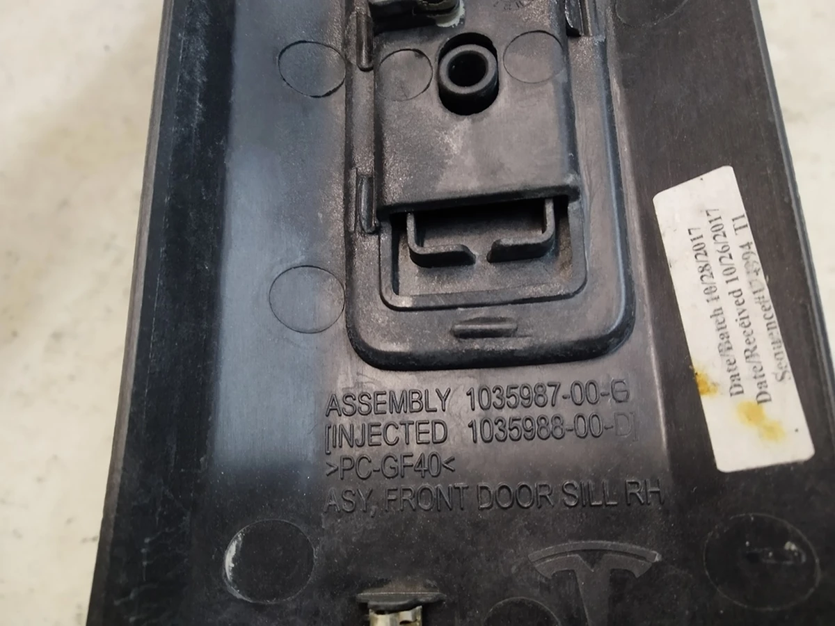 9 ASY, RH DOOR SILL FRONT damaged Tesla model X 1035987-00-G