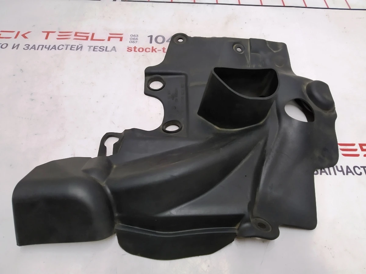 13 Накладка склянки переднього ліва гум. Tesla model X 1036211-00-D