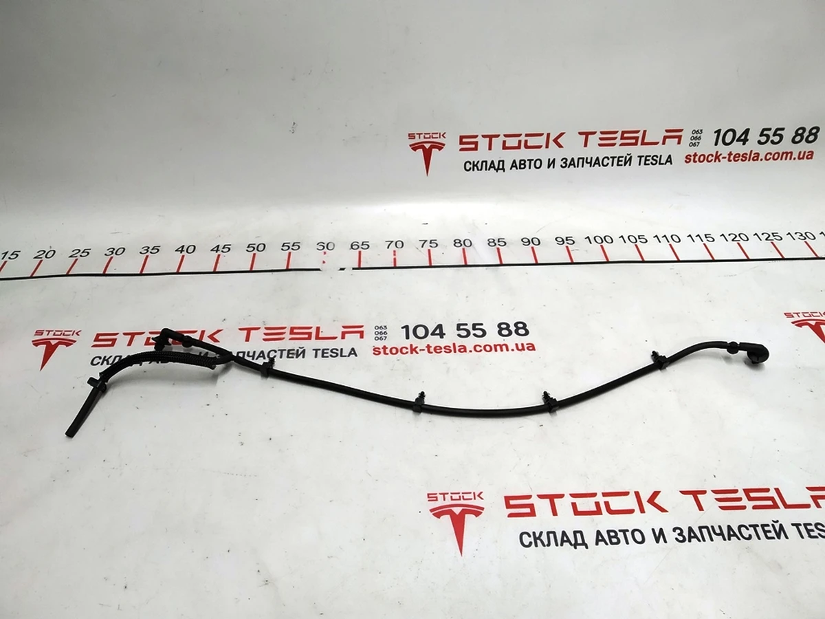 17 Магістраль омивача лобового скла підкапотна з перехідниками у зборі Tesla model X 1050080-00-D