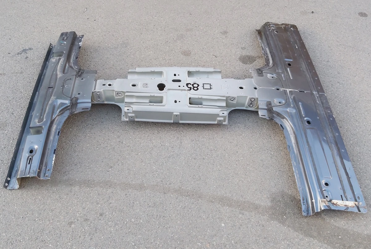 1 Центральная опора крыши (хребет) с дополнительными фрагментами Tesla model X 1069459-S0-A