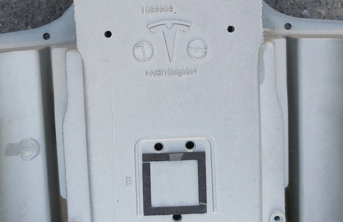 1 Центральная опора крыши (хребет) с дополнительными фрагментами Tesla model X 1069459-S0-A