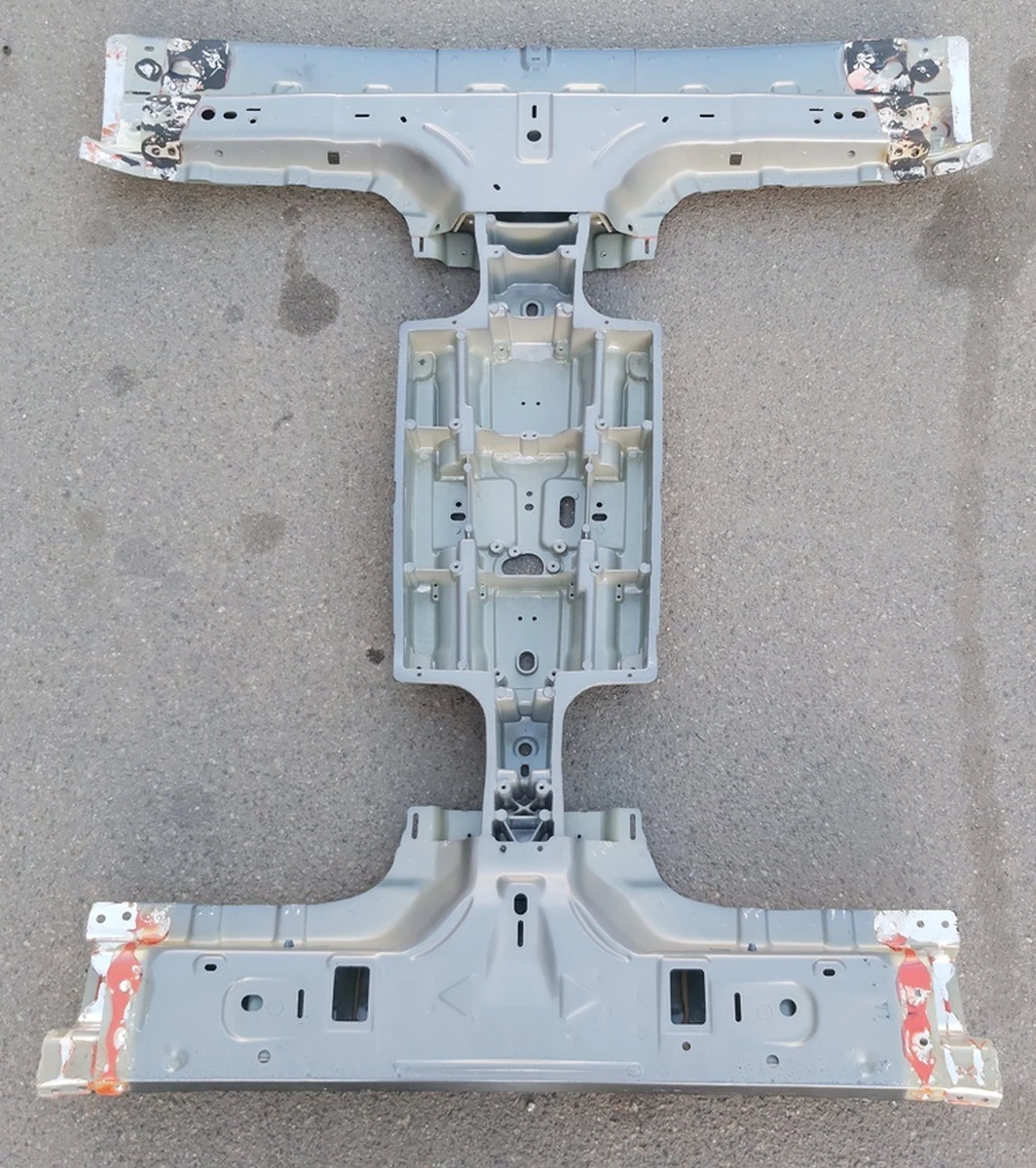 1 Центральная опора крыши (хребет) с дополнительными фрагментами Tesla model X 1069459-S0-A