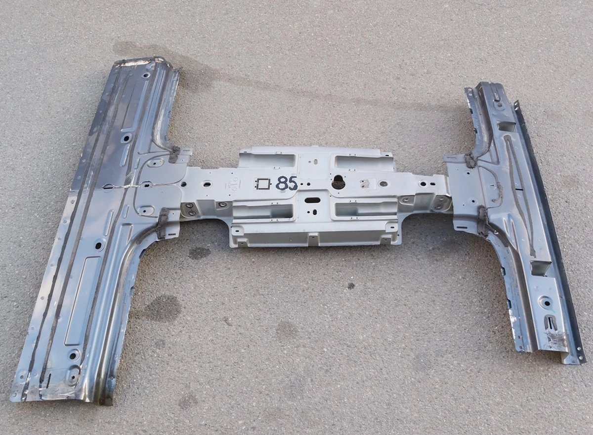 1 Центральная опора крыши (хребет) с дополнительными фрагментами Tesla model X 1069459-S0-A