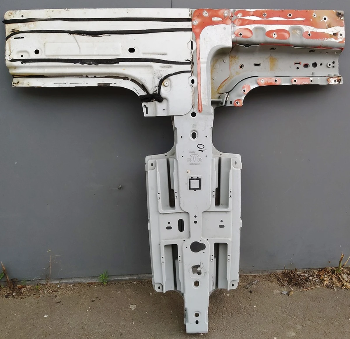 1 Центральна опора даху (хребет) із додатковими фрагментами Tesla model X 1069459-S0-A