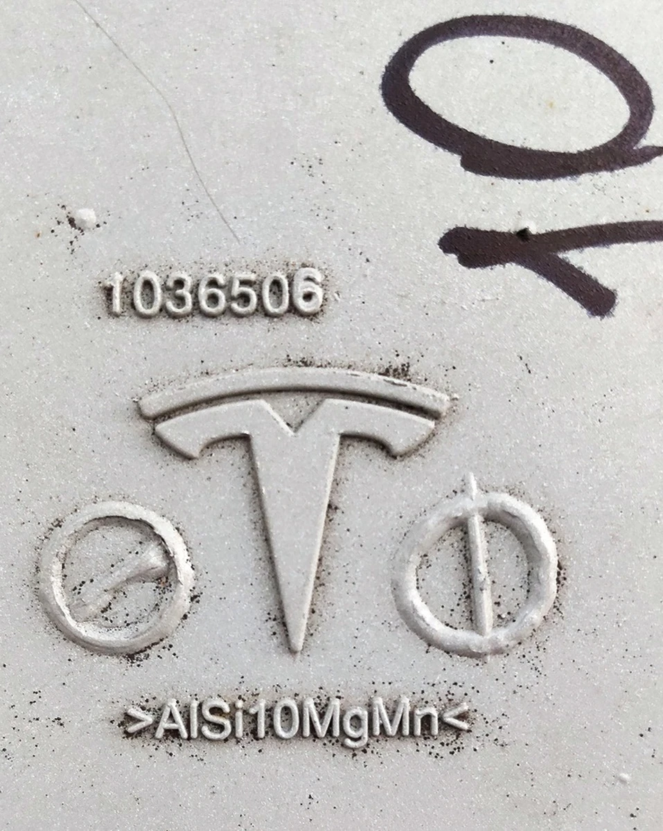 1 Центральна опора даху (хребет) із додатковими фрагментами Tesla model X 1069459-S0-A