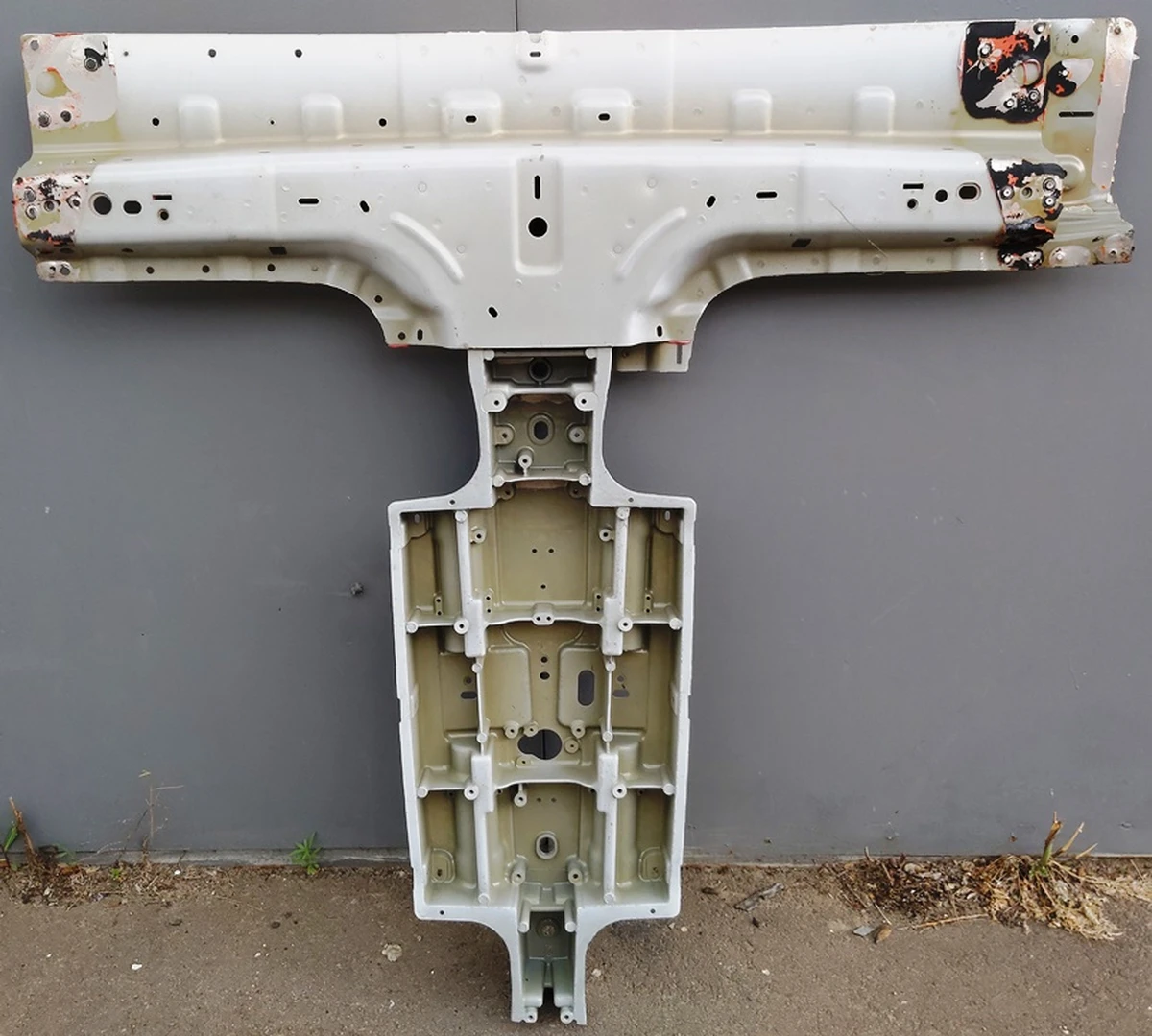 1 Центральна опора даху (хребет) із додатковими фрагментами Tesla model X 1069459-S0-A