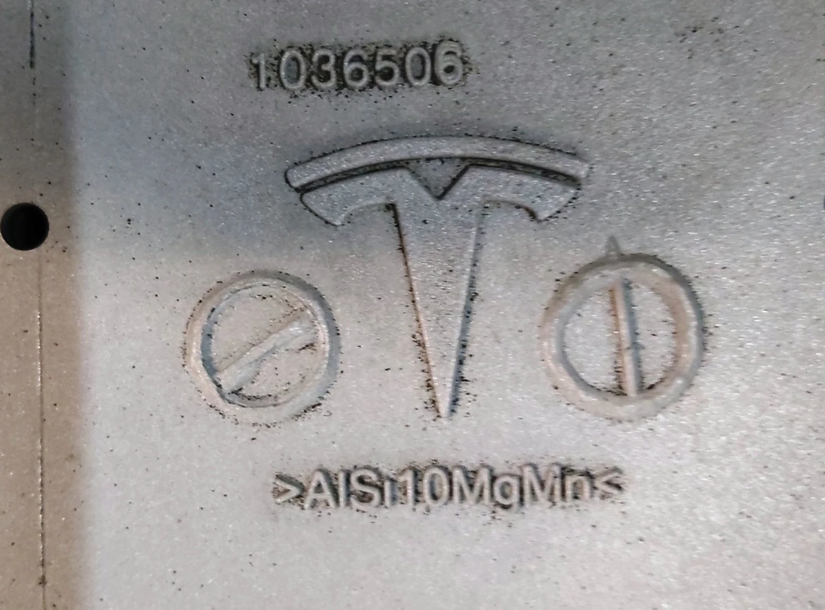 1 Центральна опора даху (хребет) із додатковими фрагментами Tesla model X 1069459-S0-A