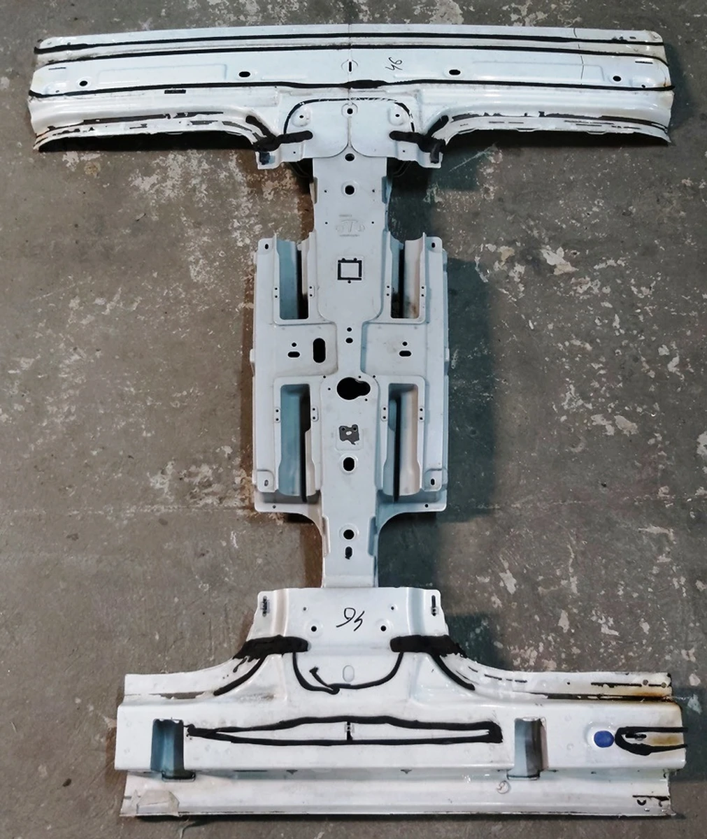 1 Центральна опора даху (хребет) із додатковими фрагментами Tesla model X 1069459-S0-A