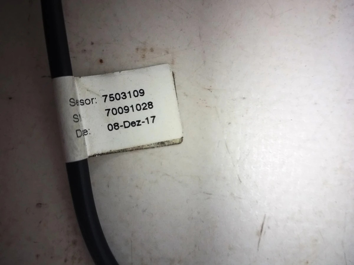 1 Накладка дверей кришки багажника ліва (під датчик притискання) Tesla model X 1036579-00-D