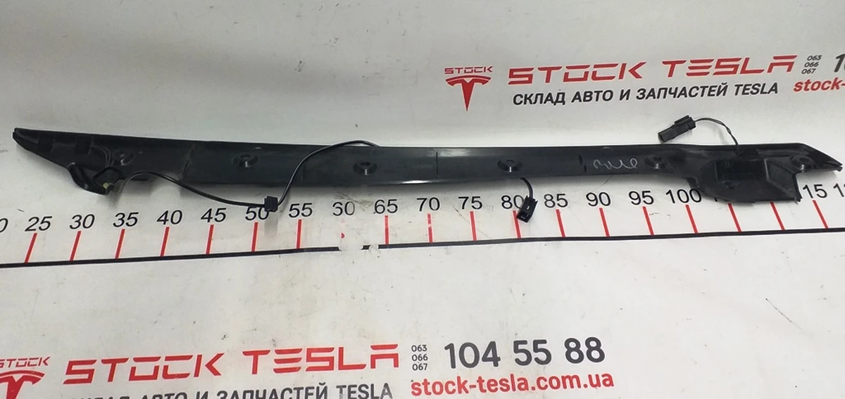1 Накладка дверей кришки багажника ліва (під датчик притискання) Tesla model X 1036579-00-D