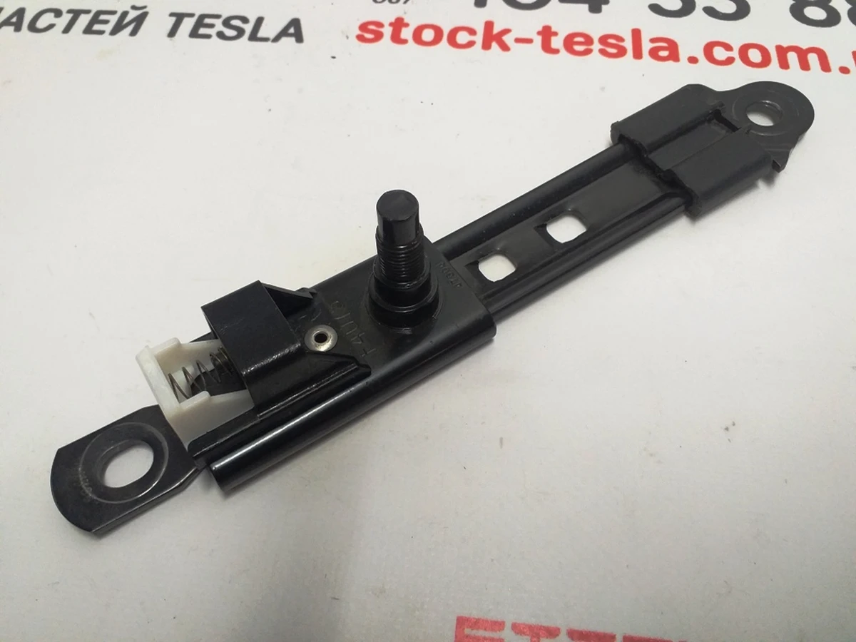 3 Кронштейн кріплення ременя безпеки 1го ряду сидінь Tesla model X 1036735-00-C
