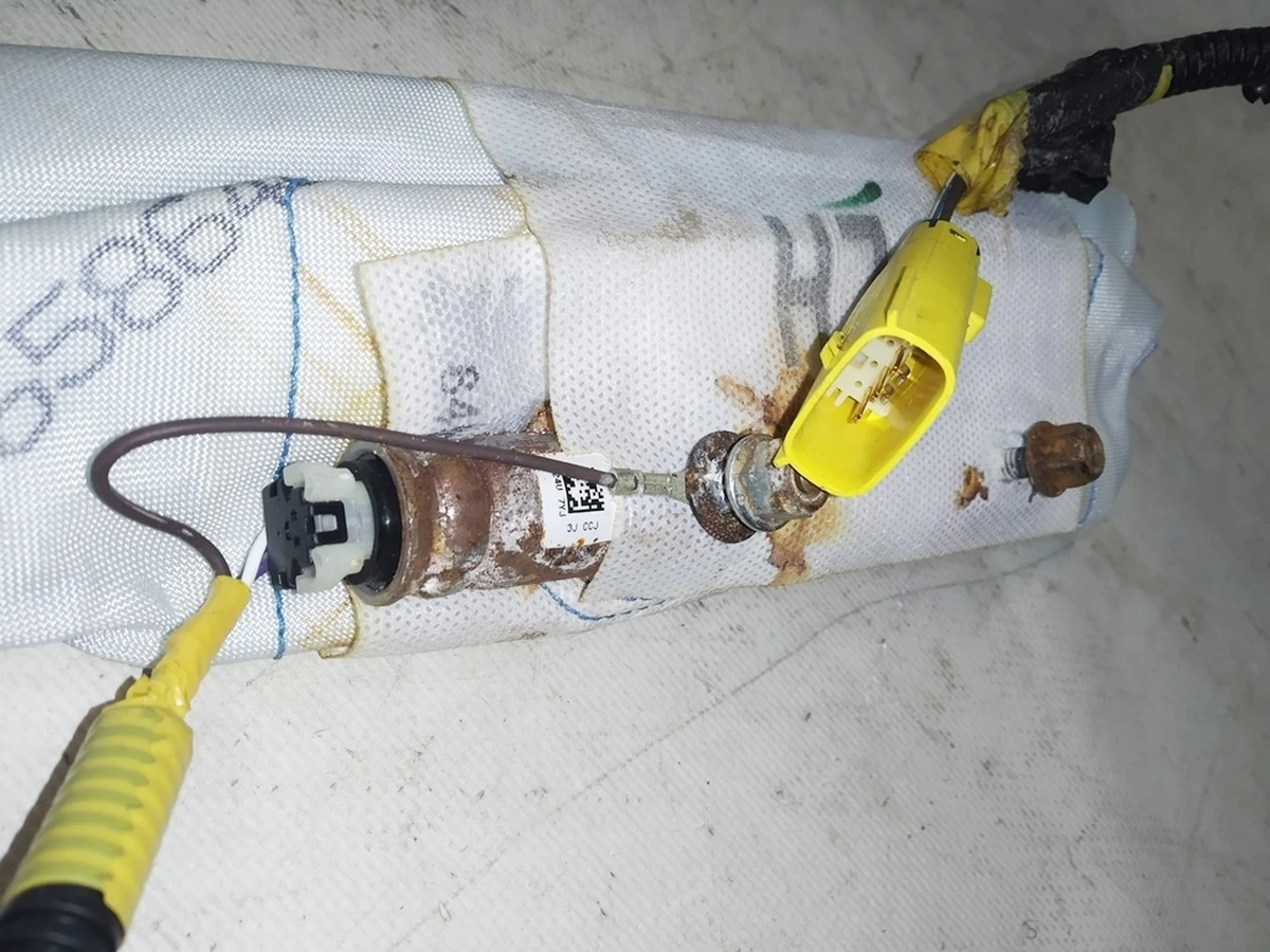 Подушка безпеки водійського сидіння (корозія) Tesla Model S REST, Model X 1036751-00-E