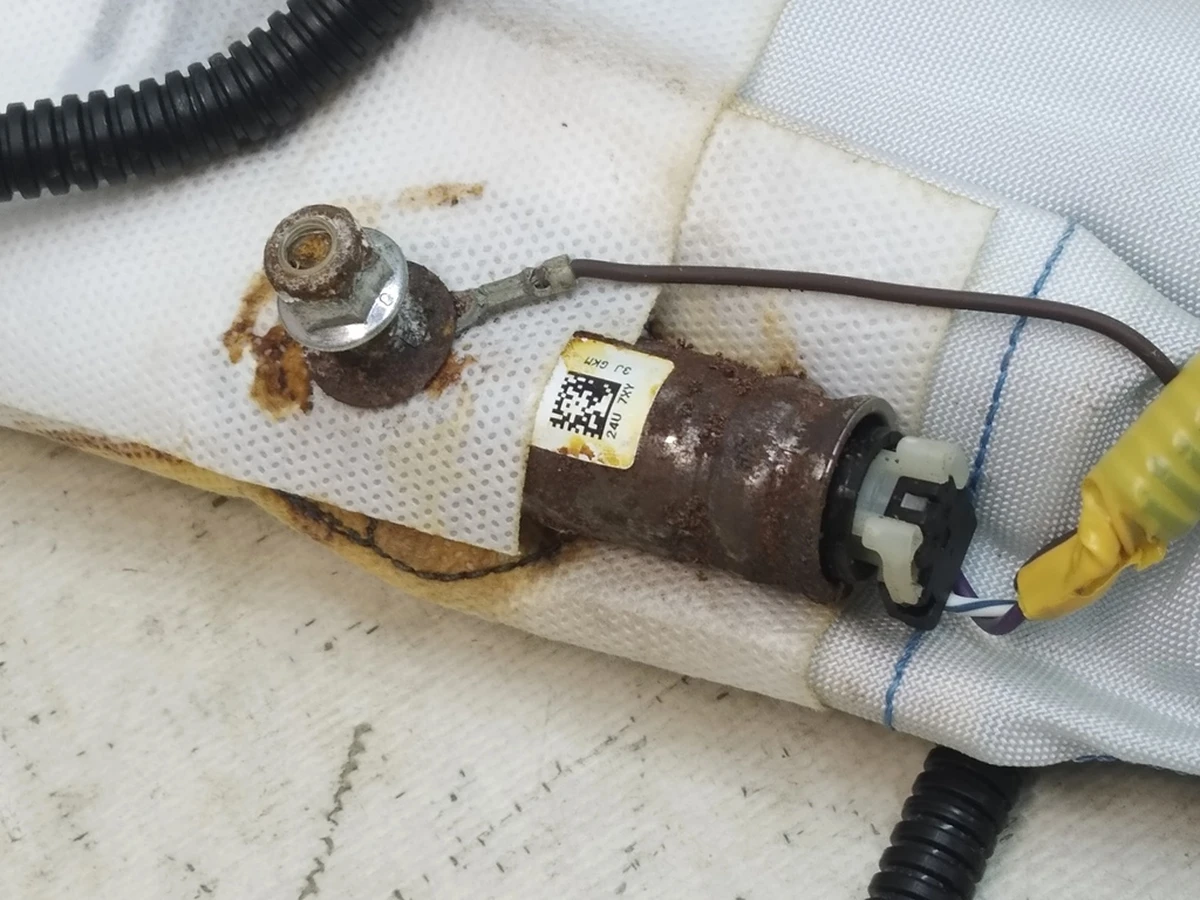 Подушка безопасности пассажирского сиденья (со следами коррозии) Tesla model S REST, model X 1036758-00-E