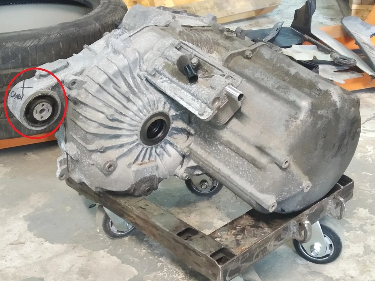 1 Мотор задній малий 3.0-150 з теплообмінником з пошкодженням Tesla Model S, Model S REST, Model X 1037000-00-F