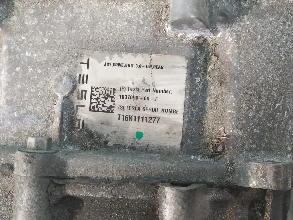 1 Мотор задній малий 3.0-150 з теплообмінником з пошкодженням Tesla Model S, Model S REST, Model X 1037000-00-F