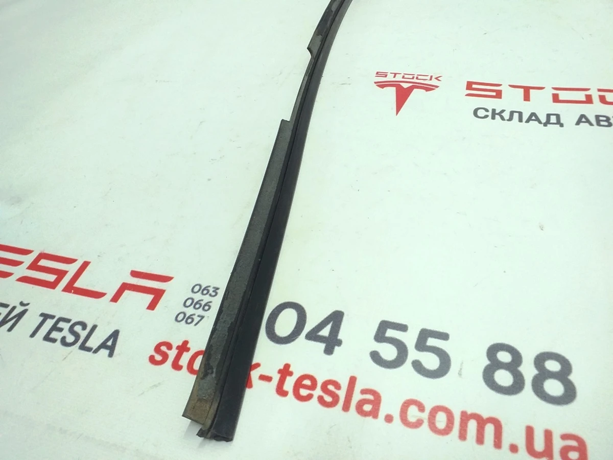 3 Уплотнитель панели наружной декоративной левый Tesla model S, model S REST 1053618-S0-B