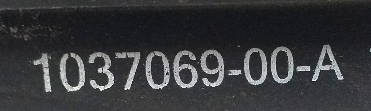 3 Уплотнитель панели наружной декоративной левый Tesla model S, model S REST 1053618-S0-B