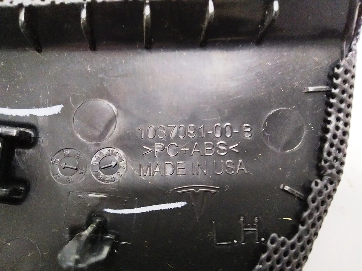 5 Декоративная накладка динамика передней левой двери Tesla model X 1037090-00-C