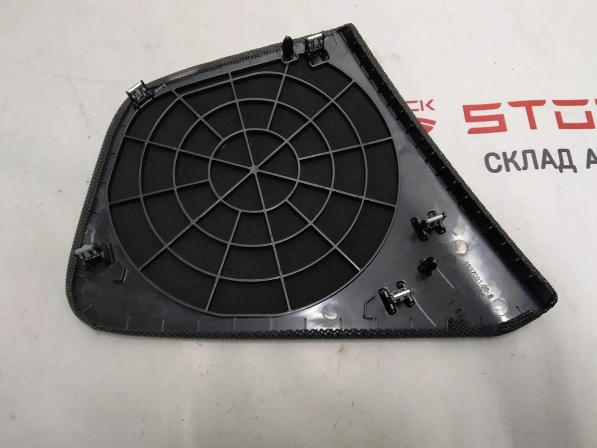 5 Декоративная накладка динамика передней левой двери Tesla model X 1037090-00-C